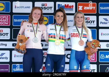 La française Pauline Ferrand Prevot (au centre) avec la médaille d'or, la néerlandaise Puck Pieterse avec la médaille d'argent (à gauche) et la britannique Evie Richards avec la médaille de bronze après la courte piste de cross-country féminine au huitième jour des Championnats du monde de cyclisme UCI 2023 au Glentress Mountain Bike Trail Centre, Peebles. Date de la photo : jeudi 10 août 2023. Banque D'Images