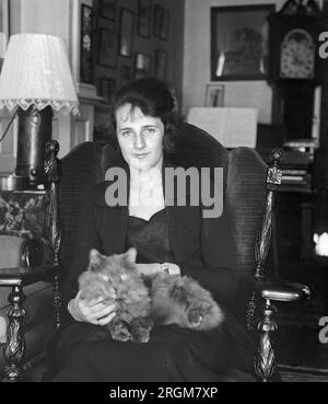 Portrait de Marcia Chapin avec un chat assis sur ses genoux ca. 1919 Banque D'Images