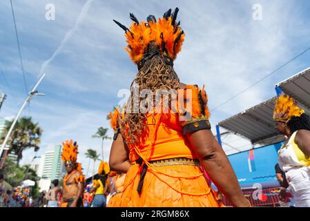 Salvador, Bahia, Brésil - 11 février 2023 : défilé d'un groupe de peuples autochtones vêtus traditionnellement à Fuzue, avant le carnaval à Salvador au Brésil Banque D'Images