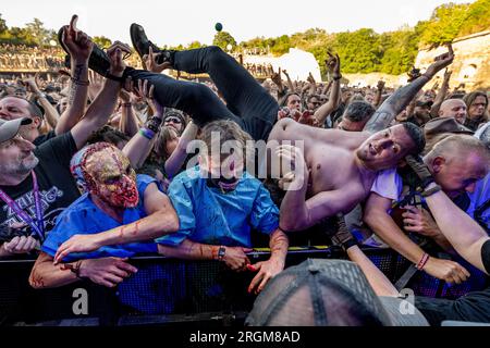 Jaromer, République tchèque. 10 août 2023. Le festival brutal Assault se concentre sur le Metal à la forteresse Josefov à Jaromer, en République tchèque, le 10 août 2023. Crédit : David Tanecek/CTK photo/Alamy Live News Banque D'Images