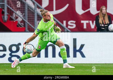 Eindhoven, pays-Bas. 10 août 2023. EINDHOVEN, PAYS-BAS - 10 AOÛT : le gardien de but Lars Unnerstall du FC Twente lance le ballon lors du troisième tour de qualification deuxième étape - match de l'UEFA Europa Conference League entre le FC Twente et le Riga FC au Philips Stadion le 10 août 2023 à Eindhoven, pays-Bas (photo Joris Verwijst/Orange Pictures) crédit : orange pics BV/Alamy Live News Banque D'Images