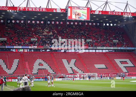 Eindhoven, pays-Bas. 10 août 2023. EINDHOVEN, PAYS-BAS - AOÛT 10 : une partie du stade (Vak P) reste vide en raison des problèmes de foule du match précédent lors du troisième tour de qualification deuxième étape - match de l'UEFA Europa Conference League entre le FC Twente et le Riga FC au Philips Stadion le 10 août 2023 à Eindhoven, pays-Bas (photo Joris Verwijst/Orange Pictures) crédit : orange pics BV/Alamy Live News Banque D'Images