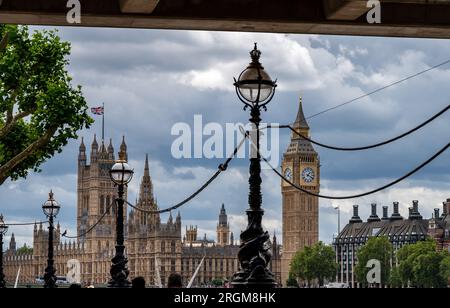 Big Ben et Parlement de Westminster dans une rangée le long de la Tamise, derrière un lampadaire enchaîné Royaume-Uni Banque D'Images