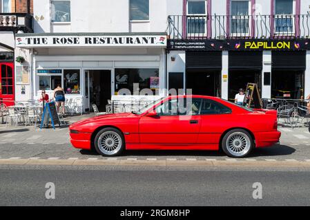 BMW série 8 (E31) 1990s grand tourer garé sur Marine Parade Seafront Road à Southend on Sea, Essex, Royaume-Uni. Automobile BMW E31 coupé de première génération Banque D'Images