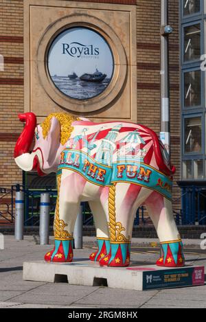 Événement Herd in the City à Southend on Sea, Essex, Royaume-Uni. L'une des nombreuses statues d'éléphants aux couleurs vives placées autour de la ville comme attraction touristique Banque D'Images