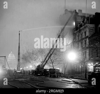 La photographie montre un incendie à la George J. Mueller Candy Co., 336 Pennsylvania Ave., NW, à Chinatown, Washington ca. 1925 Banque D'Images