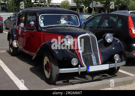 1950 Citroën Light 15, dans le parking près de la plage, Navodari Banque D'Images