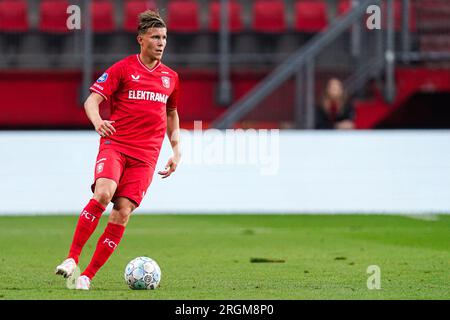 Eindhoven, pays-Bas. 10 août 2023. EINDHOVEN, PAYS-BAS - 10 AOÛT : Alfons Sampsted du FC Twente court avec le ballon lors de la troisième manche de qualification - match de l'UEFA Europa Conference League entre le FC Twente et le Riga FC au Philips Stadion le 10 août 2023 à Eindhoven, pays-Bas (photo Joris Verwijst/Orange Pictures) crédit : orange pics BV/Alamy Live News Banque D'Images