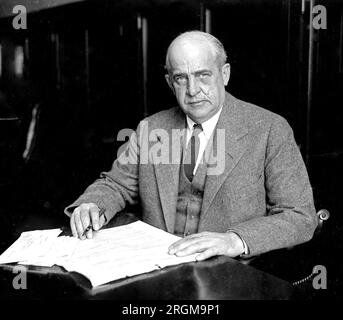 Le sénateur Harry B. Hawes assis à son bureau ca. 1926 Banque D'Images