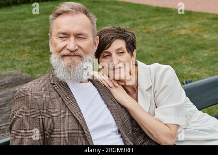 couple senior amoureux, femme âgée appuyée sur l'épaule de l'homme, mari et femme, à l'extérieur, romance Banque D'Images