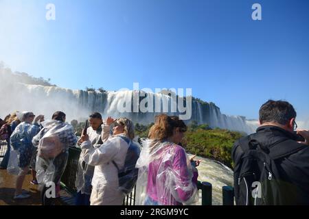 Touristes aux chutes d'Iguazu, l'une des grandes merveilles naturelles du monde, à la frontière du Brésil et de l'Argentine Banque D'Images