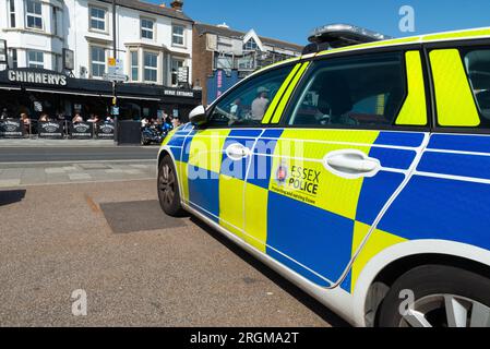 Voiture de police d'Essex garée sur Marine Parade par des entreprises pour faire appliquer un ordre de dispersion en réponse à un possible événement de désordre social TikTok. Sécurité Banque D'Images