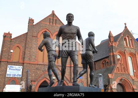 Une statue de la Sainte Trinité à l'extérieur de Goodison Park, Angleterre. Il célèbre les contributions de Kendall, ball et Harvey au Everton football Club. Banque D'Images