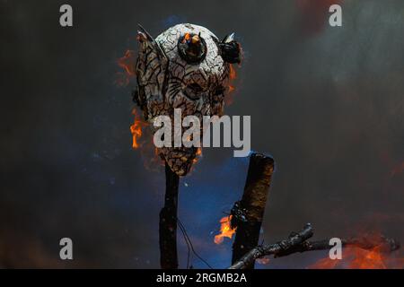 Brûlure de masques le samedi de gloire de la semaine Sainte célébrée par la communauté ou tribu Yaqui à Hermosillo Mexique le 15 avril 2017. Masques aux formes étranges ou démons brûlent les flammes ou le feu (photo Luis Gutierrez /Norte photo/ NortePhoto.com) Quema de mascaras en sabado de gloria de semana santa celebrada por la comunidad Yaqui o tribu en Hermosillo Mexico el 15 abril de2017. Mascaras con extrañas formas o demonios arden el lamas o fuego (Foto por Luis Gutierrez /Norte photo/ NortePhoto.com) Banque D'Images