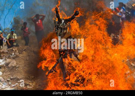 Brûlure de masques le samedi de gloire de la semaine Sainte célébrée par la communauté ou tribu Yaqui à Hermosillo Mexique le 15 avril 2017. Masques aux formes étranges ou démons brûlent les flammes ou le feu (photo Luis Gutierrez /Norte photo/ NortePhoto.com) Quema de mascaras en sabado de gloria de semana santa celebrada por la comunidad Yaqui o tribu en Hermosillo Mexico el 15 abril de2017. Mascaras con extrañas formas o demonios arden el lamas o fuego (Foto por Luis Gutierrez /Norte photo/ NortePhoto.com) Banque D'Images