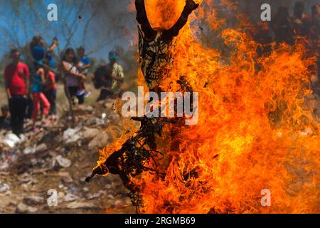 Brûlure de masques le samedi de gloire de la semaine Sainte célébrée par la communauté ou tribu Yaqui à Hermosillo Mexique le 15 avril 2017. Masques aux formes étranges ou démons brûlent les flammes ou le feu (photo Luis Gutierrez /Norte photo/ NortePhoto.com) Quema de mascaras en sabado de gloria de semana santa celebrada por la comunidad Yaqui o tribu en Hermosillo Mexico el 15 abril de2017. Mascaras con extrañas formas o demonios arden el lamas o fuego (Foto por Luis Gutierrez /Norte photo/ NortePhoto.com) Banque D'Images