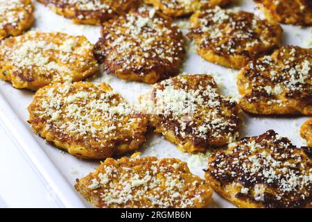 Beignets de patate douce garnis de parmesan. Aliment à base de plantes. Côtelettes de carottes aux herbes et persil. Frites au Batat ou beignets au potiron parmigiano cuits au four. Banque D'Images