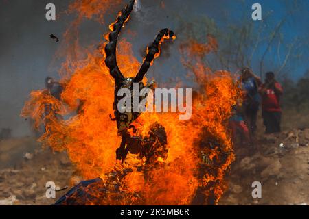 Brûlure de masques le samedi de gloire de la semaine Sainte célébrée par la communauté ou tribu Yaqui à Hermosillo Mexique le 15 avril 2017. Masques aux formes étranges ou démons brûlent les flammes ou le feu (photo Luis Gutierrez /Norte photo/ NortePhoto.com) Quema de mascaras en sabado de gloria de semana santa celebrada por la comunidad Yaqui o tribu en Hermosillo Mexico el 15 abril de2017. Mascaras con extrañas formas o demonios arden el lamas o fuego (Foto por Luis Gutierrez /Norte photo/ NortePhoto.com) Banque D'Images