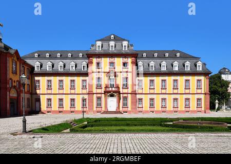 Bruchsal, Allemagne - août 2023 : aile de chambre du château baroque appelé Palais Bruchsal par jour ensoleillé Banque D'Images