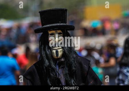 Vendetta. Brûlure de masques le samedi de gloire de la semaine Sainte célébrée par la communauté ou tribu Yaqui à Hermosillo Mexique le 15 avril 2017. Masques faits à la main avec des formes étranges, des démons, des extraterrestres, des figures d'horreur et de terreur qui brûlent avec des flammes ou du feu. (Photo Luis Gutierrez /Norte photo/ NortePhoto.com) Quema de mascaras en sabado de gloria de semana santa celebrada por la comunidad Yaqui o tribu en Hermosillo Mexico el 15 abril de2017. mascaras artesanales con extrañas formas, demonios, aliens, fifuras de horror y terror qe arden el lamas o fuego. (Photo por Luis Gutierrez/Norte photo Banque D'Images