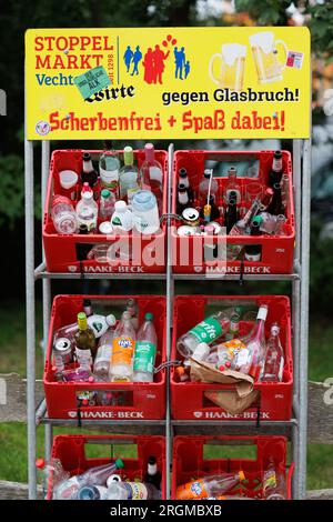 Vechta, Allemagne. 10 août 2023. Vue des caisses pour pots et bouteilles usagés au Stoppelmarkt à Vechta. Crédit : Friso Gentsch/dpa/Alamy Live News Banque D'Images