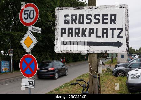 Vechta, Allemagne. 10 août 2023. 'Grand parking' est écrit sur un panneau devant le Stoppelmarkt à Vechta. Crédit : Friso Gentsch/dpa/Alamy Live News Banque D'Images