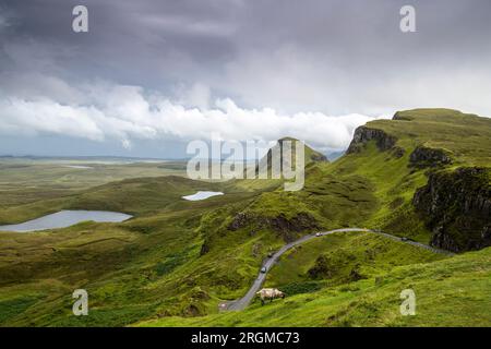 Voitures roulant sur la route à travers le Quiraing sur l'île de Skye, Écosse, Royaume-Uni Banque D'Images