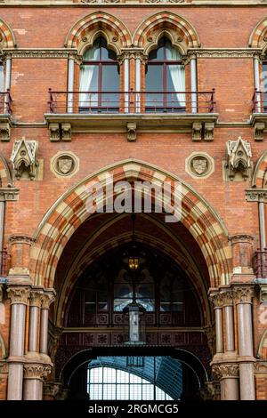 Détails architecturaux, St Pancras Renaissance London Hotel, Euston Road, Londres, Angleterre Banque D'Images