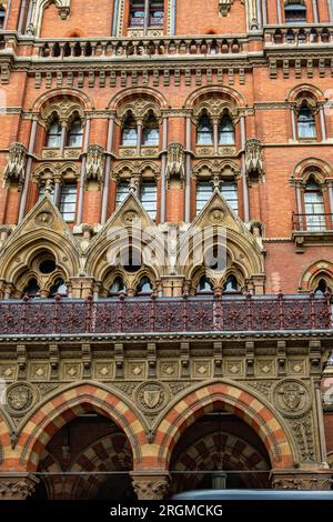 Détails architecturaux, St Pancras Renaissance London Hotel, Euston Road, Londres, Angleterre Banque D'Images