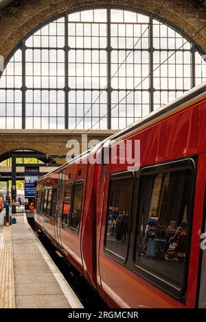 LNER Class 387 Electrostar, Kings Cross Station, Euston Road, Londres, Angleterre Banque D'Images