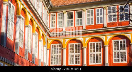 Couleurs rouge et jaune du château historique de Wolfenbuttel, Allemagne Banque D'Images