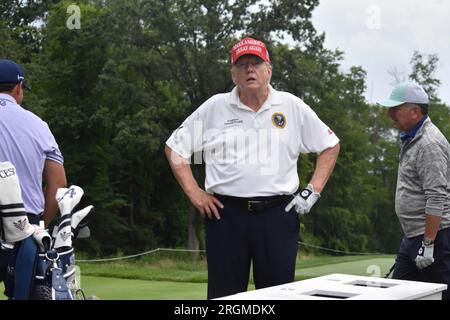 Bedminster, États-Unis. 10 août 2023. L’ancien président des États-Unis Donald J. Trump regarde la presse sur le parcours. L'ancien président des États-Unis Donald J. Trump joue au golf lors du LIV Golf Bedminster 2023 Pro-Am au Trump National Golf Club Bedminster à Bedminster, New Jersey. Crédit : SOPA Images Limited/Alamy Live News Banque D'Images