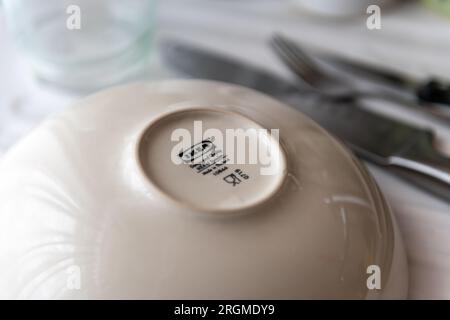 Londres. UK- 08.04.2023. Une assiette sur la cuisine coulée par la société suédoise de meubles Ikea. Banque D'Images