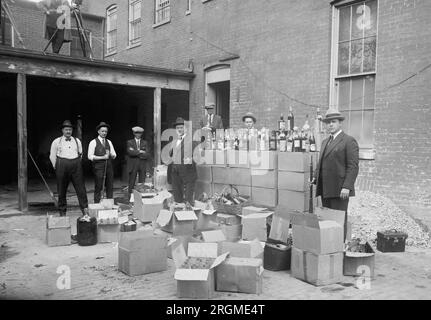 Officiers et agents après avoir mené un raid d'alcool, confisquant l'alcool bootleg ca. 1922 Banque D'Images