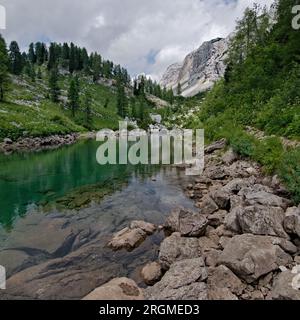 Lac Mocivec dans la vallée de sept lacs. Entouré de hautes montagnes et de rochers. Paysage étonnant dans le parc national de Triglav à quelques heures du pic de Triglav. Banque D'Images