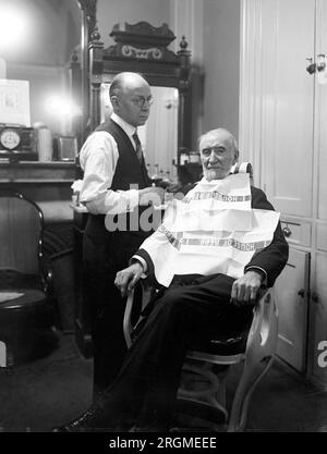 Un membre du Congrès étant donné un rasage dans le salon de coiffure de la Chambre des représentants ca. 1923 Banque D'Images