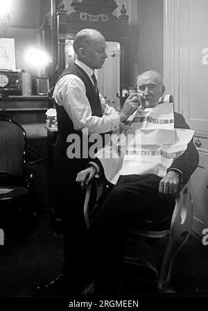 Un membre du Congrès étant donné un rasage dans le salon de coiffure de la Chambre des représentants ca. 1923 Banque D'Images