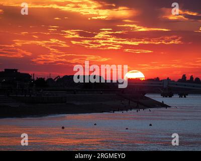 Sheerness, Kent, Royaume-Uni. 10 août 2023. Météo Royaume-Uni : coucher de soleil à Sheerness, Kent. Crédit : James Bell/Alamy Live News Banque D'Images