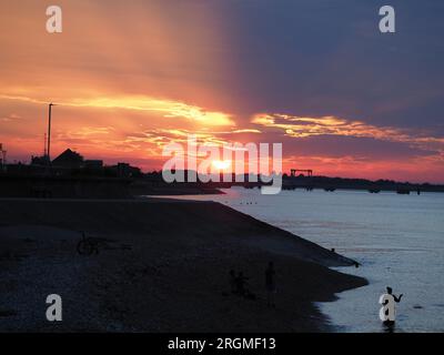 Sheerness, Kent, Royaume-Uni. 10 août 2023. Météo Royaume-Uni : coucher de soleil à Sheerness, Kent. Crédit : James Bell/Alamy Live News Banque D'Images