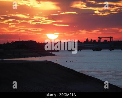 Sheerness, Kent, Royaume-Uni. 10 août 2023. Météo Royaume-Uni : coucher de soleil à Sheerness, Kent. Crédit : James Bell/Alamy Live News Banque D'Images