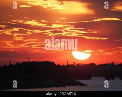 Sheerness, Kent, Royaume-Uni. 10 août 2023. Météo Royaume-Uni : coucher de soleil à Sheerness, Kent. Crédit : James Bell/Alamy Live News Banque D'Images