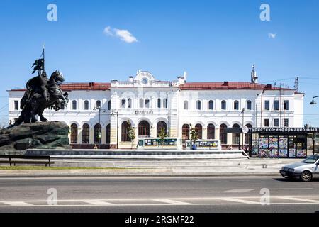 Serpukhov, Russie - 30 juin 2023 : gare ferroviaire. Monument aux chevaliers - l'apanage prince de Serpukhovsky Vladimir Andreevich le Brave et Prince Banque D'Images