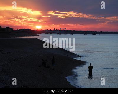 Sheerness, Kent, Royaume-Uni. 10 août 2023. Météo Royaume-Uni : coucher de soleil à Sheerness, Kent. Crédit : James Bell/Alamy Live News Banque D'Images