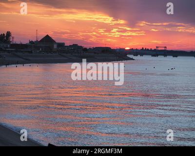 Sheerness, Kent, Royaume-Uni. 10 août 2023. Météo Royaume-Uni : coucher de soleil à Sheerness, Kent. Crédit : James Bell/Alamy Live News Banque D'Images