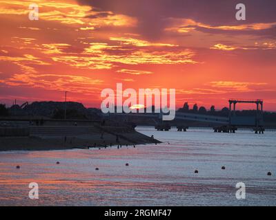 Sheerness, Kent, Royaume-Uni. 10 août 2023. Météo Royaume-Uni : coucher de soleil à Sheerness, Kent. Crédit : James Bell/Alamy Live News Banque D'Images