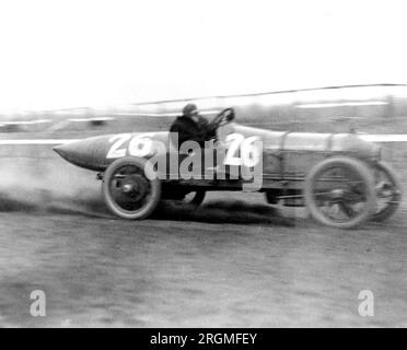 Vintage Auto Racing : Stutz Weightman Special no. 26 en course sur la piste de course Benning, Washington, D.C., région ca. 1915 ou 1916 Banque D'Images