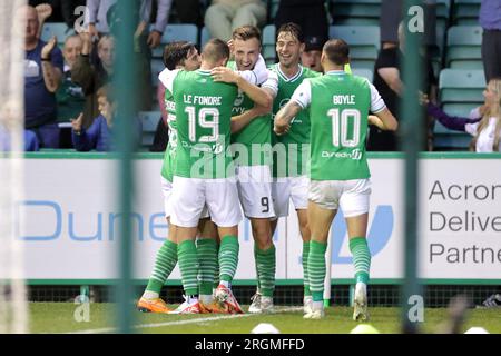 Dylan Vente d'Hibernian (au centre) célèbre avoir marqué le deuxième but de son équipe avec ses coéquipiers lors du troisième match de qualification de l'UEFA Europa Conference League, première étape, à Easter Road, Édimbourg. Date de la photo : jeudi 10 août 2023. Banque D'Images