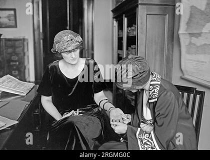 Roxie Stinson a sa fortune racontée par un diseur de fortune ca.1924 Banque D'Images