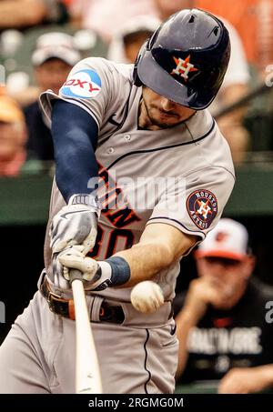 Baltimore, États-Unis. 10 août 2023. BALTIMORE, MD - 10 AOÛT : le joueur de terrain droit des Astros de Houston, Kyle Tucker (30 ans), tranche la balle lors d'un match de MLB entre les Orioles de Baltimore et les Astros de Houston, le 10 août 2023, à Orioles Park à Camden yards, à Baltimore, Maryland. (Photo de Tony Quinn/SipaUSA) crédit : SIPA USA/Alamy Live News Banque D'Images