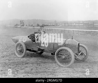 Vintage Auto Racing : vue latérale de l'homme et de la femme dans Stutz Weightman Special no. 26 sur le circuit de Benning, Washington, D.C., région ca. 1916 Banque D'Images